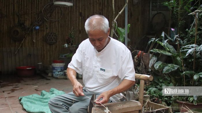 Nghệ nhân Hoàng Văn Hạnh vẫn đang ngày đêm miệt mài biến sợi tre, sợi mây.