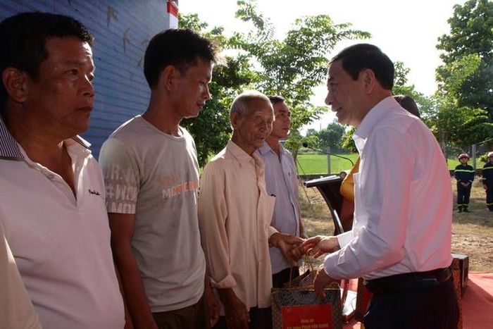 Đại tướng Phan Văn Giang - Ủy viên Bộ chính trị - Phó Thủ tướng Chính phủ - Bộ trưởng Bộ Quốc phòng thăm hỏi, tặng quà cho các hộ nghèo, giúp bà con có thêm động lực ổn định cuộc sống.