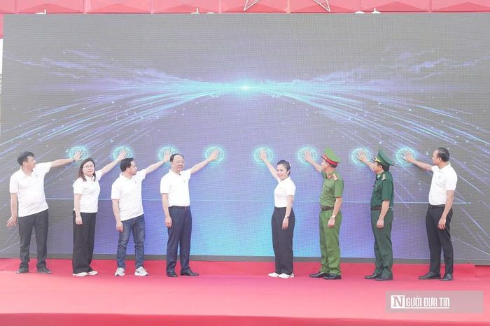 Đồng thời, Phó Chủ tịch Thường trực UBND tỉnh đề nghị các cấp, các ngành, các địa phương tiếp tục đẩy mạnh tuyên truyền, giáo dục pháp luật về phòng, chống ma túy; phát huy vai trò của gia đình, nhà trường và xã hội trong quản lý, giáo dục thanh, thiếu niên; xây dựng các mô hình, phong trào toàn dân tham gia phòng, chống ma túy hiệu quả, thiết thực. Mỗi cán bộ, đảng viên, đoàn viên, thanh niên và người dân hãy trở thành một tuyên truyền viên tích cực; nâng cao ý thức tự bảo vệ bản thân, gia đình và cộng đồng; tích cực tham gia phát hiện, tố giác tội phạm ma túy. Trong ảnh, các biểu thực hiện nghi thức hưởng ứng Tháng hành động phòng, chống ma túy năm 2026.