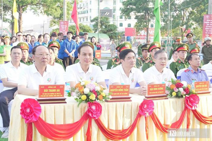 Điểm cầu tỉnh Nghệ An trong lễ mít tinh toàn quốc hưởng ứng Tháng hành động phòng, chống ma túy năm 2026 được tổ chức tại Nhà Văn hóa Lao động tỉnh Nghệ An. Hoạt động có sự tham gia của lãnh đạo tỉnh, đại diện các sở, ban, ngành; cán bộ, chiến sĩ lực lượng vũ trang; cán bộ, công chức, viên chức; lực lượng tham gia bảo vệ an ninh, trật tự ở cơ sở; đoàn viên, thanh niên, học sinh, sinh viên; hội viên các tổ chức quần chúng, câu lạc bộ thể thao, câu lạc bộ chạy bộ phong trào và đông đảo người dân. Đồng thời, các xã, phường trên địa bàn tỉnh cũng hưởng ứng bằng hình thức phù hợp với điều kiện thực tế của từng địa phương.
