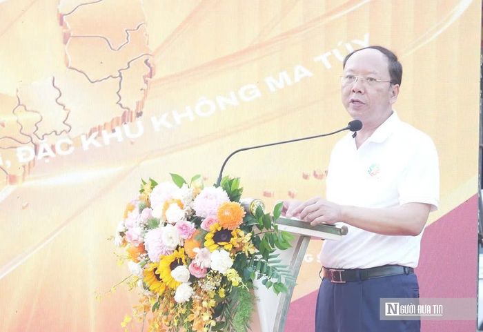 Phát biểu khai mạc hoạt động chạy phong trào, ông Bùi Thanh An - Phó Chủ tịch Thường trực UBND tỉnh Nghệ An - nhấn mạnh: Chương trình chạy phong trào không đơn thuần là một hoạt động thể dục, thể thao mà còn là dịp để lan tỏa mạnh mẽ thông điệp về lối sống lành mạnh, tích cực; nâng cao nhận thức, trách nhiệm của mỗi người dân trong phòng, chống ma túy. Mỗi bước chạy là biểu tượng cho tinh thần đoàn kết, quyết tâm và hành động của mỗi người trong việc xây dựng môi trường sống an toàn, lành mạnh, một cộng đồng mạnh khỏe; nói không với ma túy; chung tay bảo vệ thế hệ trẻ trước những tác động, cám dỗ của các loại tệ nạn xã hội.