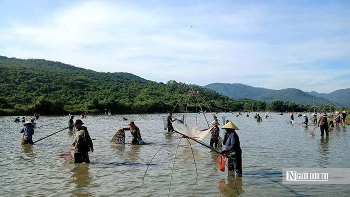 Người dân chỉ được dùng ngư cụ như nơm, vó, lưới, nhủi, vợt, rớ… để đánh bắt cá.