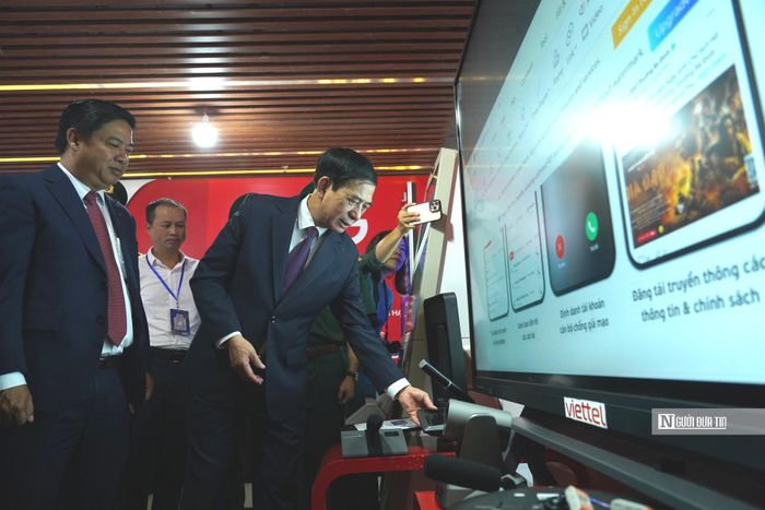 Đại tướng Phan Văn Giang, Ủy viên Bộ Chính trị, Phó Thủ tướng Chính phủ, Bộ trưởng Bộ Quốc phòng thăm gian hàng trong khuôn khổ hội nghị.