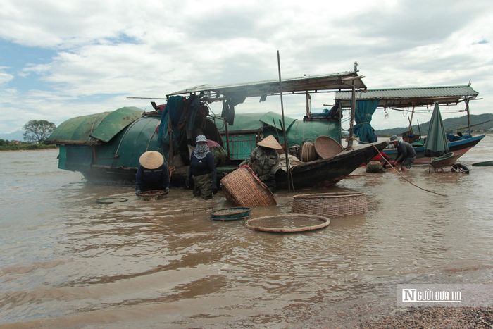 Người thợ chèo thuyền đến các bãi bồi, khúc sông sâu vào rạng sáng để quăng cào. Ngày xưa, dụng cụ cào hến được làm bằng cào tre, chiều dài tùy vào độ sâu của sông, có cào dài hơn 5m. Nay kinh tế khá giả hơn, nhiều gia đình đã đầu tư thuyền máy với vợt sắt và lưới dù để đi cào hến.