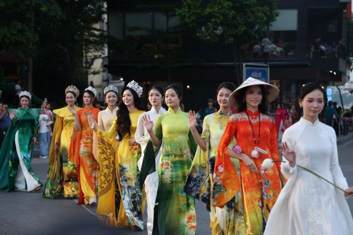 Màn diễu hành của hơn 2000 người mặc áo dài họa tiết sen.