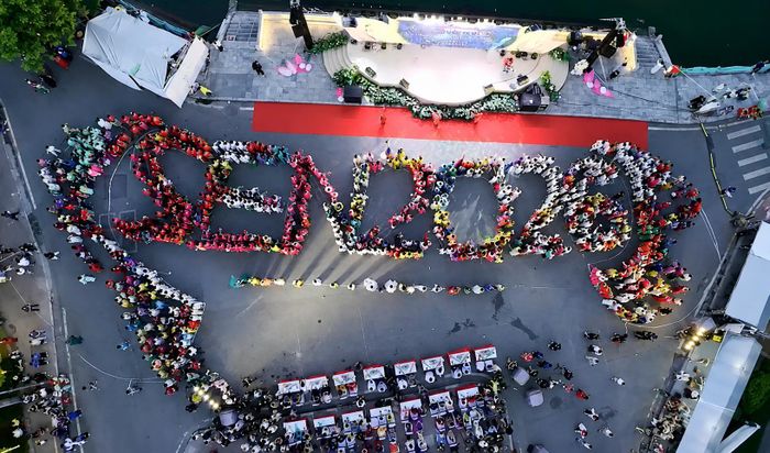 Màn xếp đội hình tạo biểu tượng "SEN 2026".