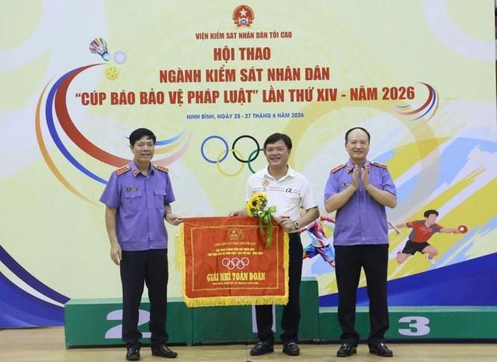 Đồng chí Nguyễn Quang Dũng, Ủy viên Ban Thường vụ Đảng ủy, Phó Viện trưởng VKSND tối cao, Chủ tịch Hội đồng Văn hóa - Thể thao ngành Kiểm sát nhân dân và đồng chí Nguyễn Văn Thắng, Tổng Biên tập Báo Bảo vệ pháp luật, Trưởng Ban tổ chức Hội thao trao Giải Nhì toàn đoàn cho Đoàn Vận động viên VKSND tối cao.