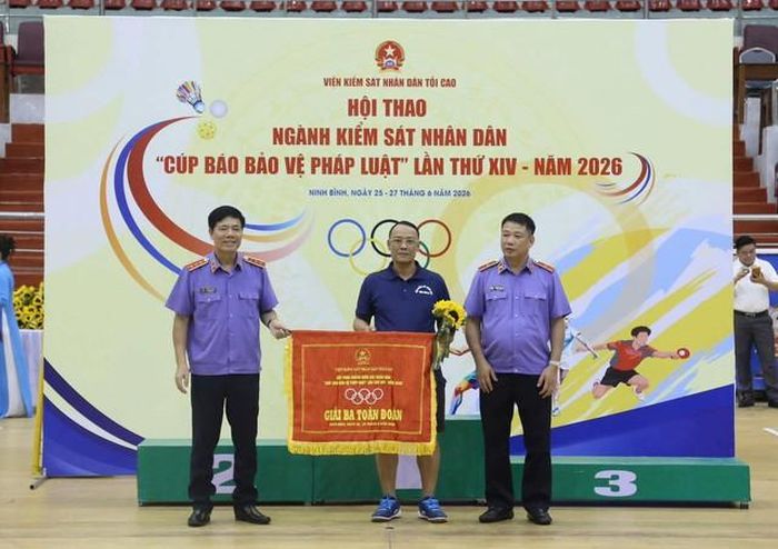 Đồng chí Nguyễn Quang Dũng, Ủy viên Ban Thường vụ Đảng ủy, Phó Viện trưởng VKSND tối cao, Chủ tịch Hội đồng Văn hóa - Thể thao ngành Kiểm sát nhân dân và đồng chí Nguyễn Văn Viện, Viện trưởng VKSND tối cao, Phó Trưởng Ban tổ chức Hội thao trao Giải Ba toàn đoàn cho Đoàn Vận động viên VKSND tỉnh Sơn La.