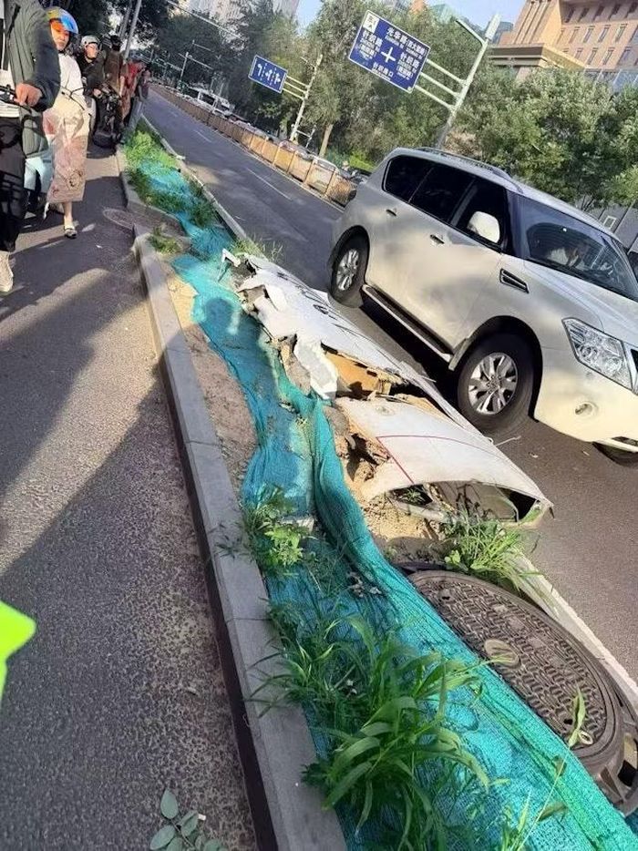 Mảnh vỡ cánh máy bay rơi xuống. Ảnh: HK01.