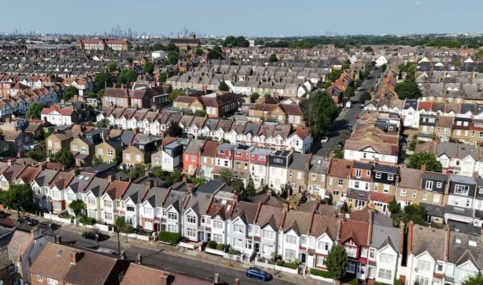 Hình ảnh từ máy bay không người lái cho thấy những ngôi nhà thời Victoria ở phía tây nam London, Anh, ngày 24/6. Ảnh: Reuters.