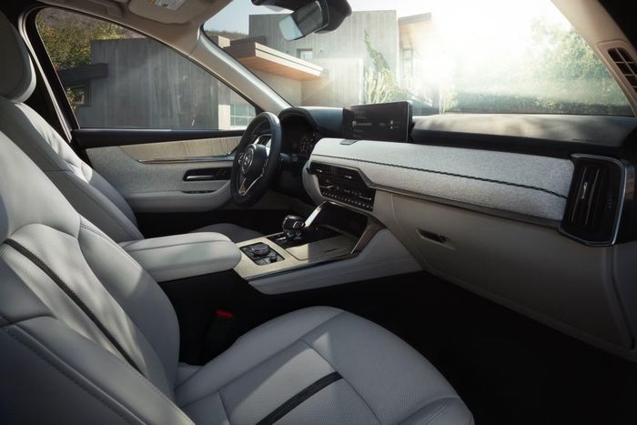 Khoang nội thất CX-90 được hoàn thiện theo hướng cao cấp hơn với vật liệu và cách bố trí khác biệt so với nhóm Mazda phổ thông. Ảnh: Mazda.