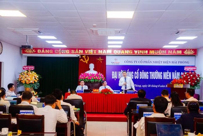 ĐHĐCĐ thường niên Nhiệt điện Hải Phòng sáng 24/6 không có sự xuất hiện của ông Tạ Công Hoan - Chủ tịch HĐQT trong ban chủ tọa. Ảnh: Nhiệt điện Hải Phòng.