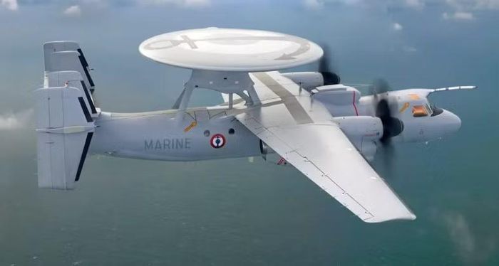 Hệ thống AEW&amp;C (Máy bay cảnh báo sớm và kiểm soát trên không) E-2 Hawkeye trên tàu sân bay. Ảnh: MW.