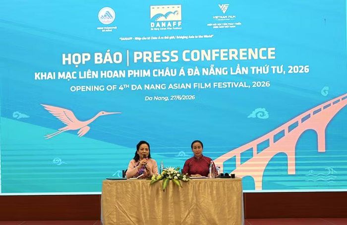 Đại diện UBND TP Đà Nẵng và Hiệp hội Xúc tiến phát triển Điện ảnh Việt Nam (VFDA) trả lời câu hỏi của báo giới.