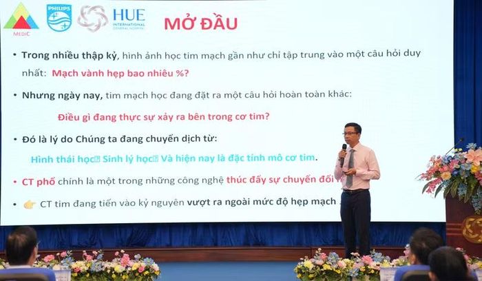 BSCKII Nguyễn Xuân Trình - Bác sĩ Nội tim mạch Trung tâm Y Khoa Medic TPHCM, Giảng viên Chương trình Đào tạo CT - MRI Tim Trường Đại học Y Khoa Phạm Ngọc Thạch trình bày những trường hợp máy CT Phổ có thể phát hiện sớm được những trường hợp bệnh lý tim mạch. Ảnh: PH.