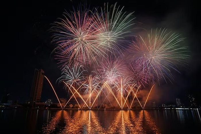 Mở màn đêm thứ năm của DIFF 2026, đội tuyển đến từ Úc - Skylighter Fireworks đã mang đến màn trình diễn pháo hoa kể câu chuyện về khát vọng, lòng dũng cảm và tinh thần không ngừng vượt qua giới hạn.