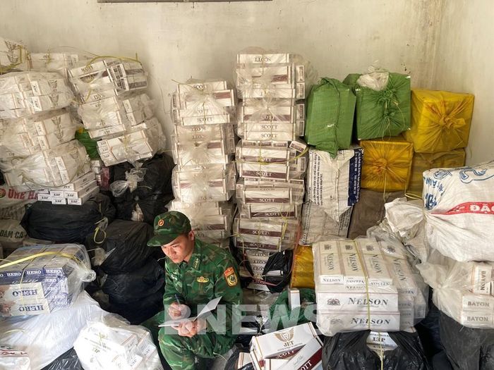 Kiểm đếm thuốc lá nhập lậu bị thu giữ tại Đồn Biên phòng Cầu Muống, Bộ đội biên phòng Đồng Tháp. Ảnh: Trần Trung/Bnews/TTXVN