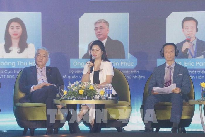 Bà Hoàng Thu Hằng, Phó Cục trưởng Cục Quản lý Nhà và Thị trường Bất động sản, Bộ Xây dựng phát biểu. Ảnh: Ngọc Thiện- TTXVN