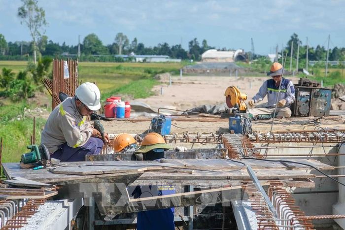 Trong khi phần đường đang chậm do thiếu vật liệu thì các hạng mục cầu của cao tốc Châu Đốc - Cần Thơ - Sóc Trăng đang đảm bảo và vượt tiến độ. Ảnh: Thanh Liêm - TTXVN