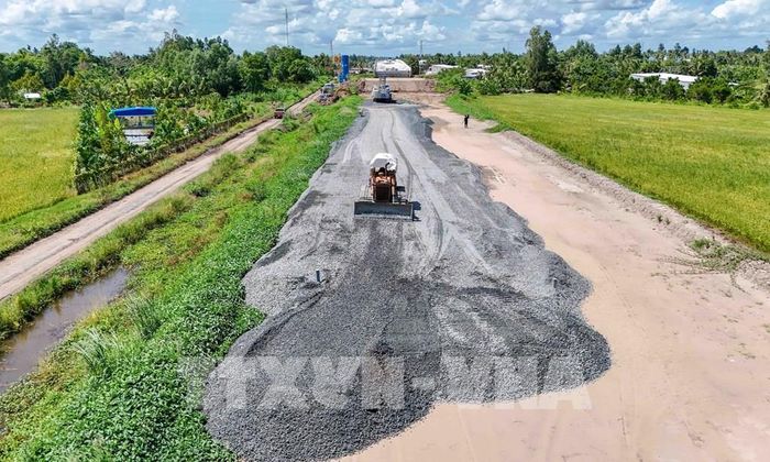 Cao tốc Châu Đốc - Cần Thơ - Sóc Trăng đoạn qua thành phố Cần Thơ hiện còn thiếu gần 2,5 triệu m3 đá. Ảnh: Thanh Liêm - TTXVN