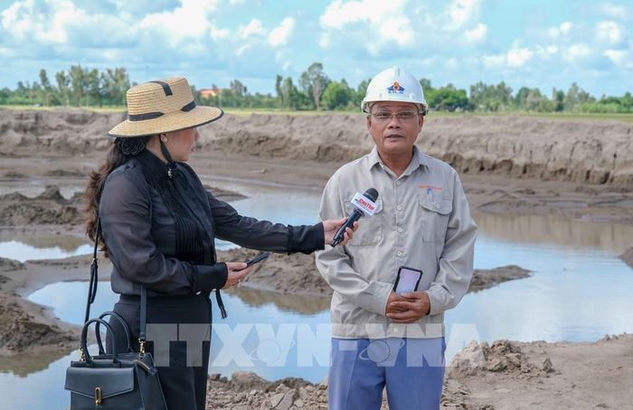Ông Đoàn Xuân Khu, Giám đốc điều hành dự án của Công ty Cổ phần Xây dựng Dịch vụ và Thương mại 68, đơn vị thi công gói thầu XL14 cho biết tốc độ khai thác và vận chuyển cát từ các mỏ còn chậm nên không đủ đáp ứng tiến độ thi công. Ảnh: Thanh Liêm - TTXVN