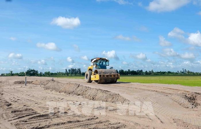 Công nhân tiến hành lu lèn nền đường các đoạn đã đổ cát của gói thầu XL14 cao tốc Châu Đốc - Cần Thơ - Sóc Trăng đoạn qua xã Trường Xuân, thành phố Cần Thơ. Ảnh: Thanh Liêm - TTXVN