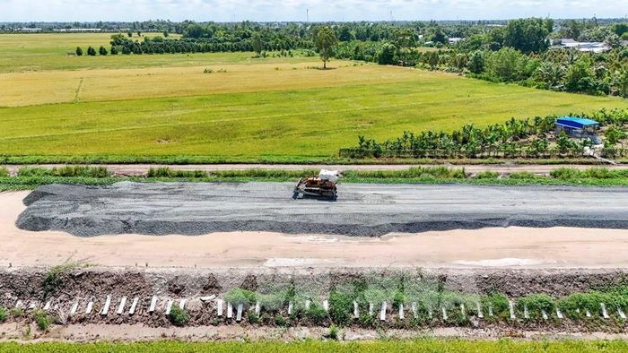 Đơn vị thi công đổ đá gia tải nền đường cao tốc Châu Đốc - Cần Thơ - Sóc Trăng, đoạn qua xã Trường Xuân, thành phố Cần Thơ. Ảnh: Thanh Liêm - TTXVN