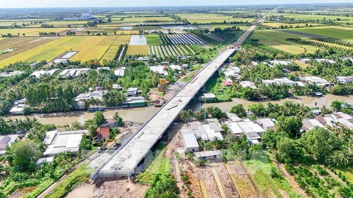 Một hạng mục cầu đang thi công thuộc Dự án thành phần 2 tuyến cao tốc Châu Đốc - Cần Thơ - Sóc Trăng đoạn qua xã Trường Xuân, thành phố Cần Thơ. Ảnh: Thanh Liêm - TTXVN