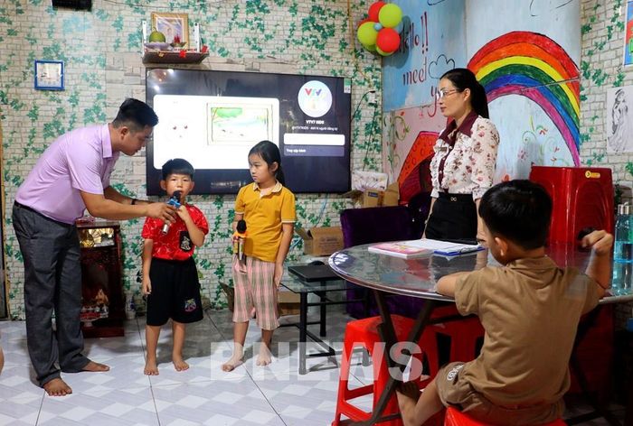 Thầy Nguyễn Khánh hướng dẫn các em học sinh ở lớp học hè. Ảnh: Lê Thúy Hằng – TTXVN