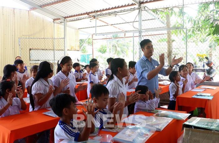 Thầy Nguyễn Khánh đến thăm và tổ chức hoạt động trải nghiệm tại lớp học hè dành cho các em học sinh vùng đồng bào Khmer. Ảnh: Lê Thúy Hằng – TTXVN