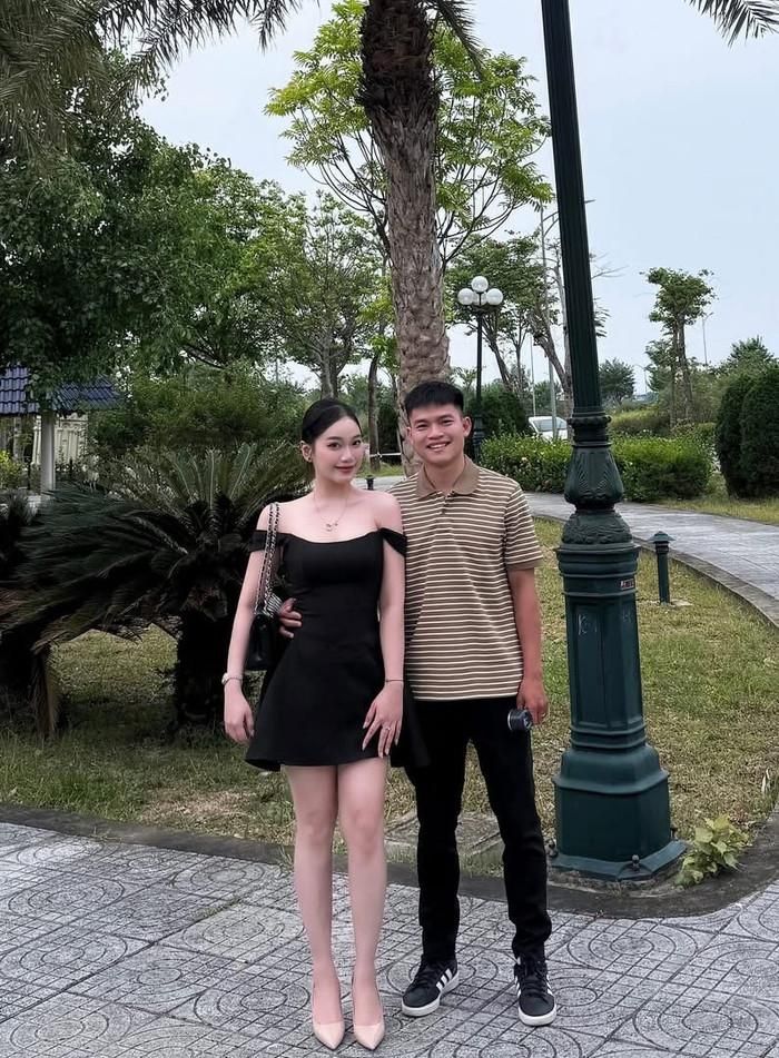 Hồ Văn Cường đang hạnh phúc bên vợ. Cả hai đã có con. Ảnh: FBNV