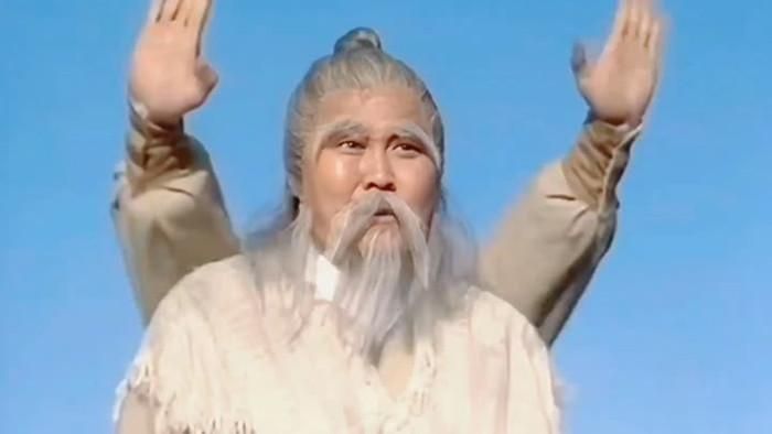 Trong quãng thời gian bị giam trên đảo Đào Hoa, vì quá buồn chán, Chu Bá Thông nghĩ ra cách để tay trái và tay phải tự "đánh nhau" nhằm giải khuây (Ảnh: Sohu).