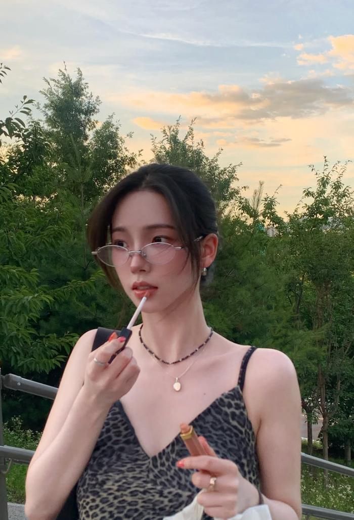 Bên cạnh nhan sắc nổi bật, vóc dáng cân đối với những đường cong quyến rũ của Karina cũng nhanh chóng thu hút sự chú ý. 