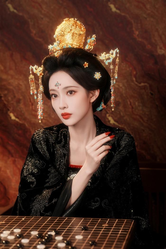 Mộ Vãn Dao là công chúa triều Đường, mang thân phận cao quý nhưng cuộc đời lại nhiều biến động. Đây là mẫu nhân vật nữ cường điển hình: biết tính toán trong triều chính nhưng vẫn giữ nét mềm yếu và tổn thương riêng. Từ một chuyến đi cầu phúc tưởng chừng đơn giản, nàng bước vào vòng xoáy quyền lực và tình cảm với Ngôn Thượng, dần trở thành một phần quan trọng trong thế cục triều đình. Nhân vật do Mạnh Tử Nghĩa thể hiện trong phim Thượng Công Chúa.