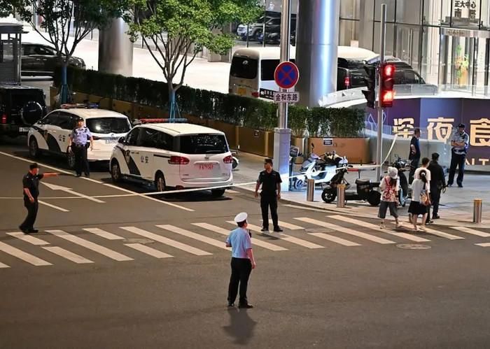 Cảnh sát đã phong tỏa các tuyến đường gần đó (Ảnh: AFP) 