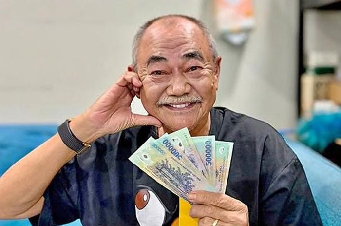 NSND Việt Anh hạnh phúc đón tuổi mới với nhiều món quà và lời chúc.
