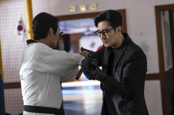 So Ji Sub trở lại với hình tượng Kim Do Hyun, người cha bình dị nhưng mang quá khứ là một cựu đặc vụ tinh nhuệ.