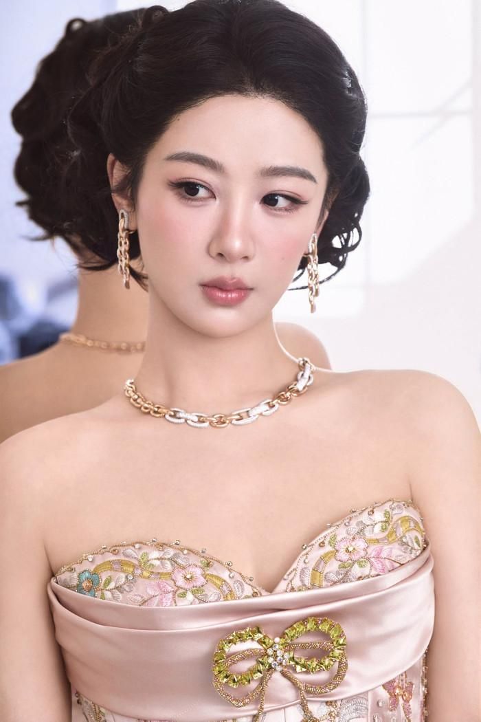 Dương Tử xuất hiện nổi bật tại lễ trao giải Bạch Ngọc Lan lần thứ 31. Ảnh: Weibo