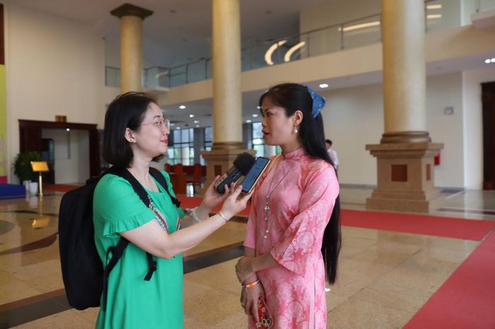 Chị Phạm Thúy Loan (bên phải) chia sẻ về bữa cơm sau 60 ngày chống dịch Covid-19