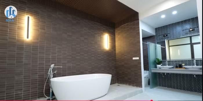 Phòng tắm được thiết kế theo phong cách hiện đại với diện tích rộng, sử dụng các thiết bị và vật liệu cao cấp. Đình Trọng đặc biệt yêu thích khu vực này bởi sau mỗi trận đấu căng thẳng, anh thường dành thời gian ngâm mình trong bồn tắm để thư giãn và phục hồi thể lực