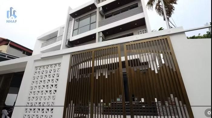 Ngôi nhà được thiết kế theo phong cách tối giản nhưng đầy đủ tiện nghi. Không gian mở với nhiều cửa sổ và giếng trời giúp ngôi nhà luôn tràn ngập ánh sáng tự nhiên và không khí trong lành