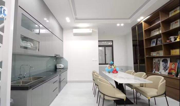 Khu vực bếp được bố trí gọn gàng, đầy đủ tiện nghi với cách sắp xếp khoa học. Đình Trọng cho biết vợ là người đảm nhận chính việc nấu nướng trong gia đình. Không gian bếp luôn sạch sẽ, thông thoáng nhờ hệ thống cửa sổ lớn, tạo cảm giác dễ chịu trong quá trình sinh hoạt