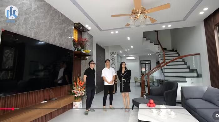 Nội thất căn nhà sử dụng tông màu trắng kết hợp với các mảng ốp gỗ, mang đến vẻ đẹp hiện đại nhưng vẫn ấm cúng