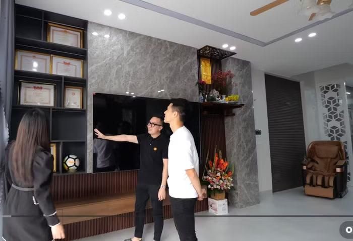 Một điểm đặc biệt trong căn nhà là khu vực trưng bày những kỷ niệm đáng nhớ trong sự nghiệp thi đấu. Tại đây, Đình Trọng lưu giữ Huân chương Lao động, Huy chương Vàng AFF Suzuki Cup 2018, quả bóng kỷ niệm của Giải U23 châu Á tại Thường Châu cùng rất nhiều huy chương, bằng khen và quà tặng từ người hâm mộ. Đối với anh, tấm huy chương tại Giải U23 châu Á 2018 là kỷ vật ý nghĩa nhất bởi đó là giải đấu đưa tên tuổi của anh đến gần hơn với người hâm mộ cả nước