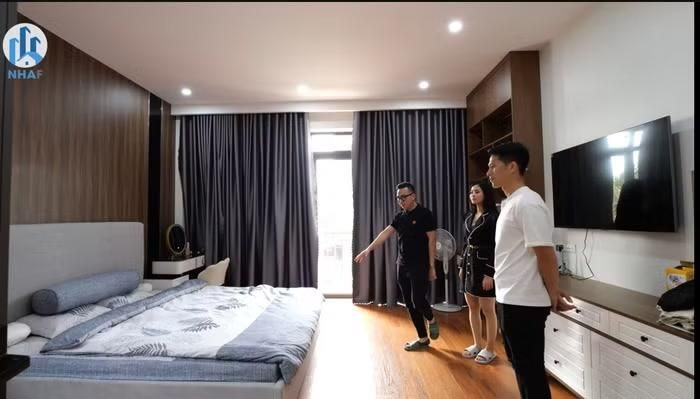 Ngôi nhà gồm ba tầng và một tum. Tầng hai là không gian nghỉ ngơi với phòng ngủ rộng rãi, đầy đủ nội thất như giường lớn, tủ quần áo và bàn làm việc
