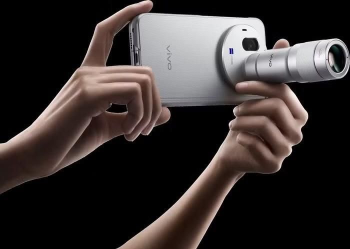 Máy trang bị cụm ba camera sau hợp tác cùng ZEISS