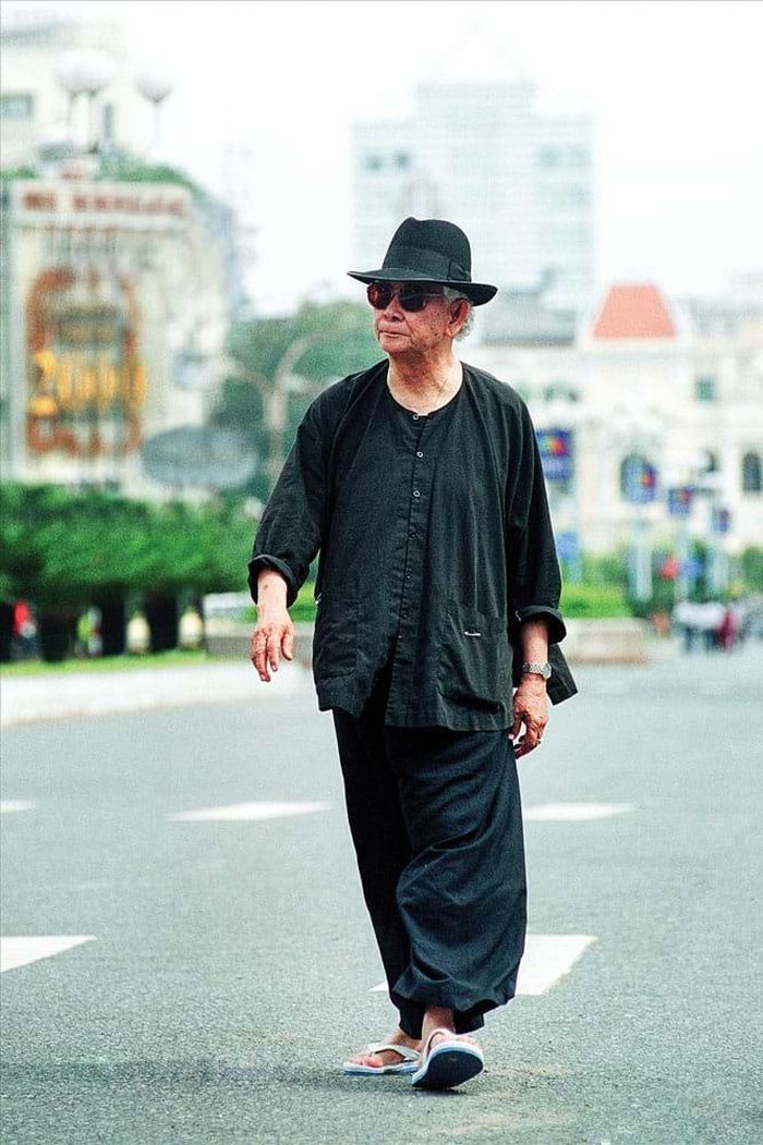 Phạm Duy trên đại lộ Nguyễn Huệ (TP.HCM) sau Tết Canh Thìn năm 2000.