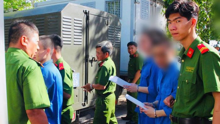 Lực lượng công an dẫn giải các bị cáo phạm tội ma túy sau khi được tòa tuyên án