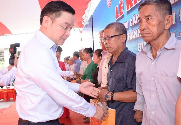 Chủ tịch UBND tỉnh Đắk Lắk Đỗ Hữu Huy tặng quà cho người dân. Ảnh: Ngọc Giàu