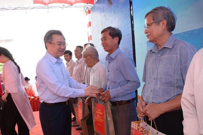 Ông Nguyễn Thanh Nghị tặng quà cho người dân Đắk Lắk. Ảnh: Ngọc Giàu